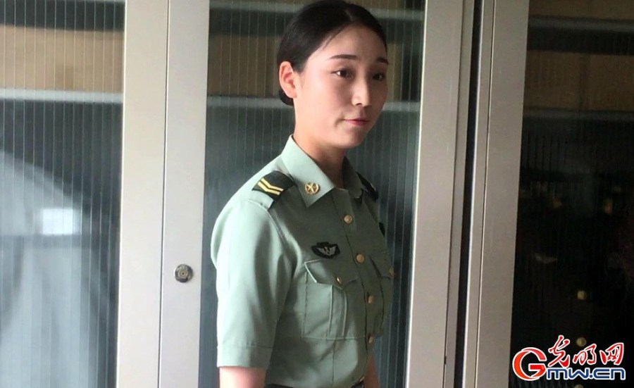 毛雯是女兵中队一班的一位战士，她是第四批由地方应征入伍的，和她同批次的只有5个人。“当兵是我一直以来的梦想。”毛雯说。