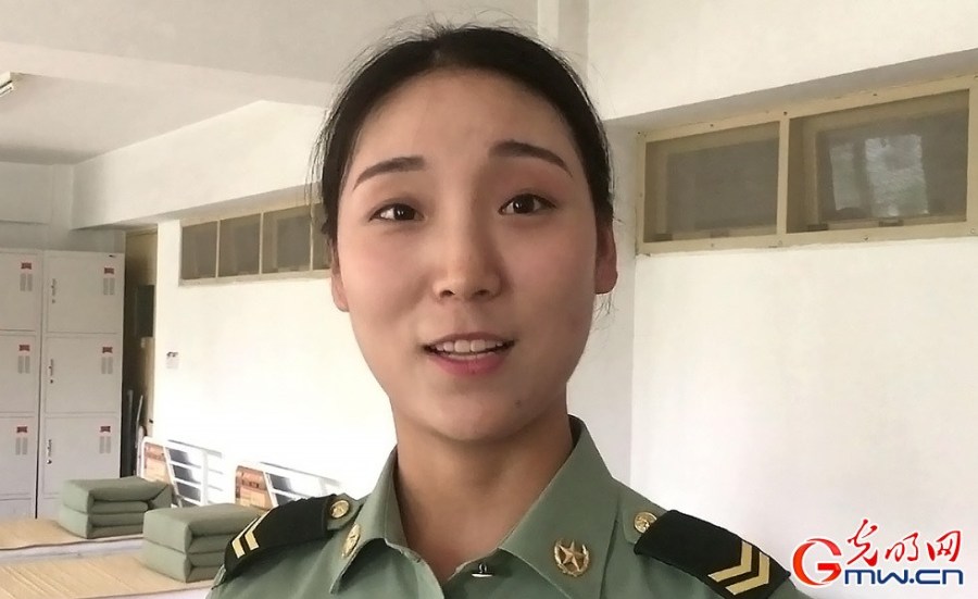 然而来到三军仪仗队后，毛雯却发现梦想面前还有“两座大山”。一座是重达七斤多、与男兵所持重量一样的仪仗枪。为了达到和男兵一样的整齐划一，“毛雯们”不仅要做队列训练，还要针对持枪等动作做特殊的体能训练，踢腿时也要绑着沙袋。　　另一座“大山”则是化妆，作为三军仪仗队的女兵，为了职业需要平时必须着淡妆，而在紧凑的军营中，又哪里有时间给你精打细磨呢？久而久之，毛雯练就了10分钟完成化妆的一手“绝技”。