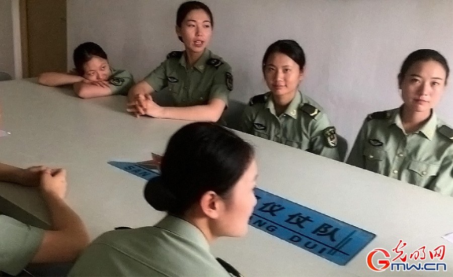 与很多人印象中不同的是，三军仪仗队并不禁止官兵外出，每到休息日，一个班里都会有一个“幸运儿”，她还担负着为全班女生买各种各样生活用品的任务。