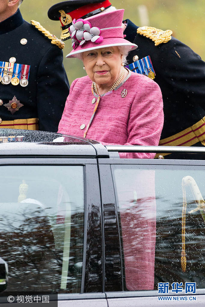 当地时间2017年10月19日，英国伦敦，女王伊丽莎白二世检阅英国国王御用皇家骑炮兵，纪念其成立70周年。***_***Pictured: Queen Elizabeth II Ref: SPL1605586 191017 Picture by: Ray Tang / ZUMA Press / Splash News