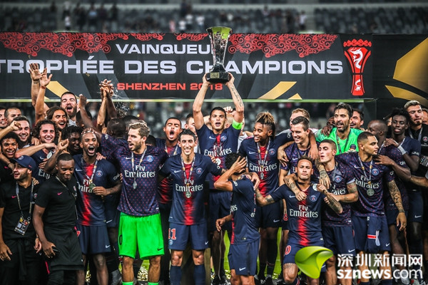 巴黎圣日耳曼最终40大胜摩纳哥,捧起2018法国超级杯冠军奖杯.