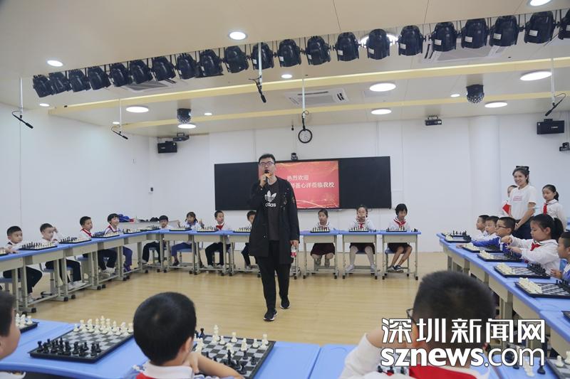 国际象棋大师走进依山郡小学   1对30和小棋手打开车轮战