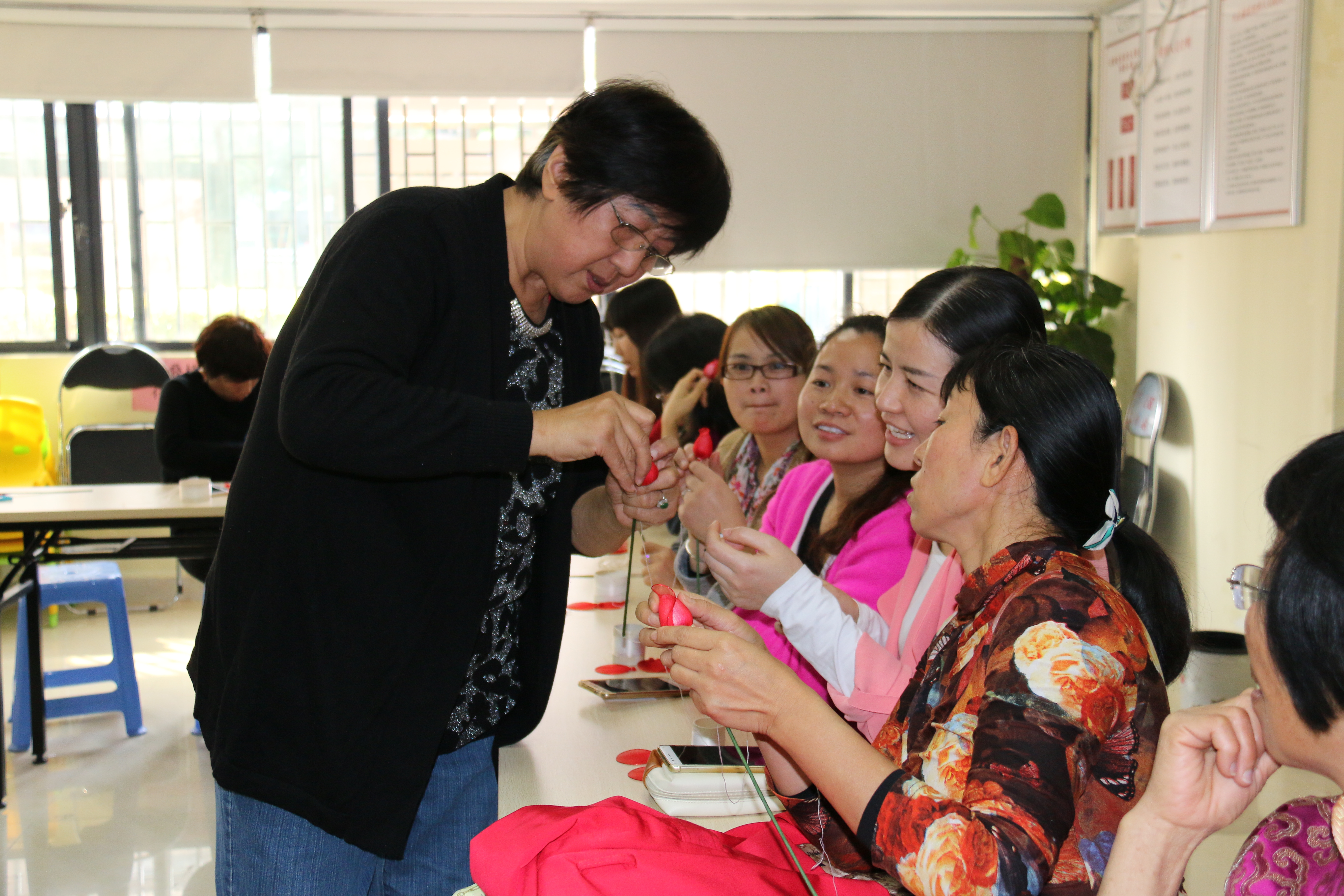 巧手织幸福 红棉社区开展手工丝网花培训活动