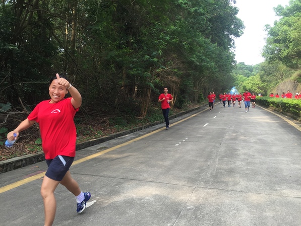 嶂背社区700职工慢跑红动五月