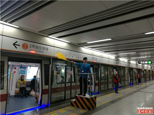 黄贝岭地铁站现"了望台"?这才是挤地铁的正确方式