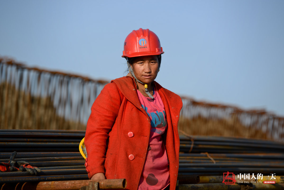 女民工混迹工地电话里孩子哭喊妈妈