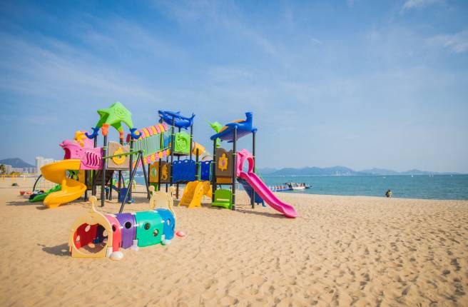 沙滩上,小朋友们也是玩开了,用小铲子装起盛满梦想的沙子,在明媚的