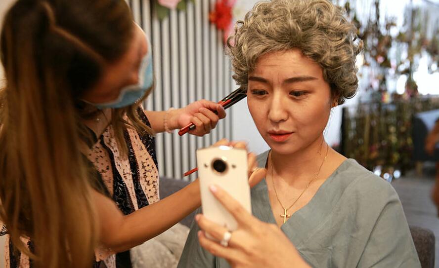 90后妈妈化妆变老后孩子的反应