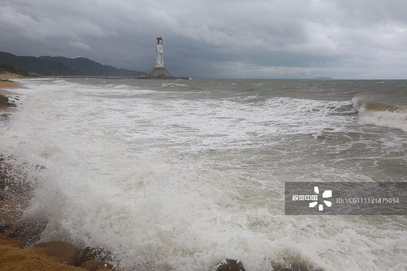 台风桑卡掠过三亚海边卷起千堆雪