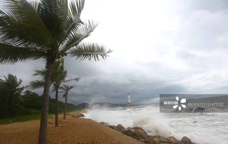 台风桑卡掠过三亚海边卷起千堆雪