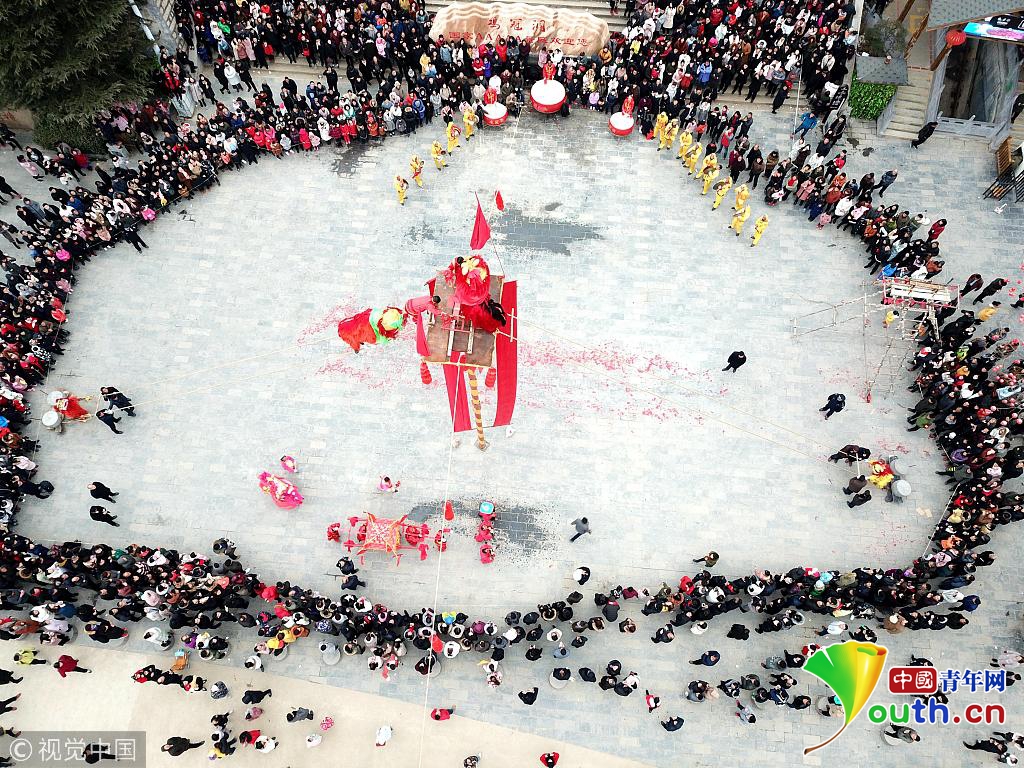 狮子高空舞绣球大拜年场面惊险震撼