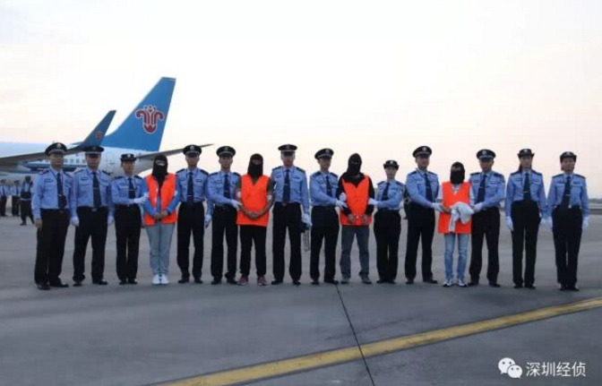 4名经济犯罪嫌疑人黑布套头,被押解回国(图) /article>_龙岗新闻网